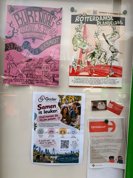Het buurtprikbord met de poster van Burendag en onze flyer 'Samen is leuker'.