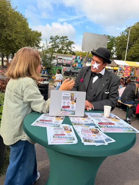In gesprek aan de Gader-tafel op het Schoterbosplein.