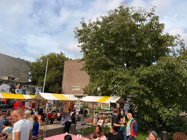Het Schoterbosplein vol kramen en buren.