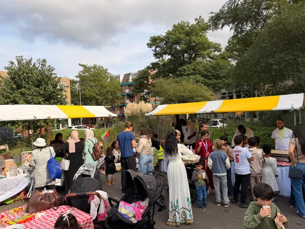 Buren rond de kramen op het plein.