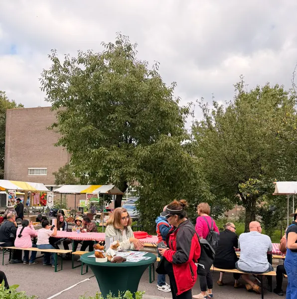 De lange tafels op het plein, met onze tafel en flyers vooraan.
